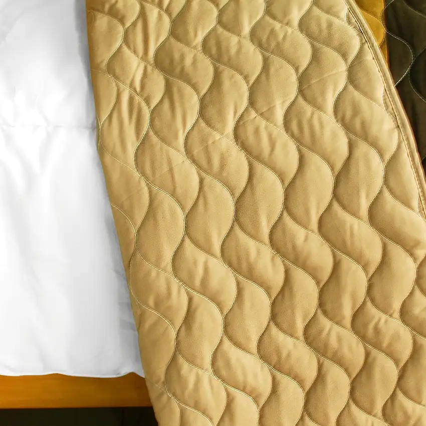 Flying in the Wind -  3PC Vermicelli-Quilted Patchwork Quilt Set (Full/Queen Size) Photo 3