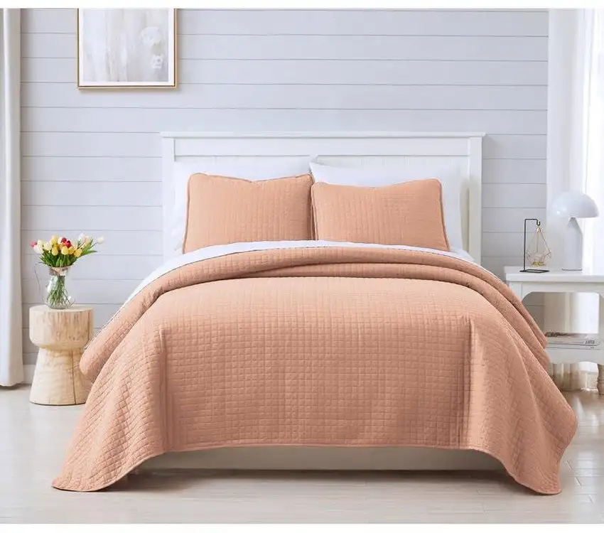Full/Queen Lightweight Blush Ultra Soft 3-Piece Microfiber Quilt Set Photo 1
