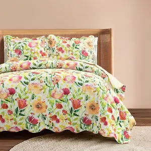 Photo of Full/Queen Lightweight Polyester Scalloped Edges Floral Quilt Set