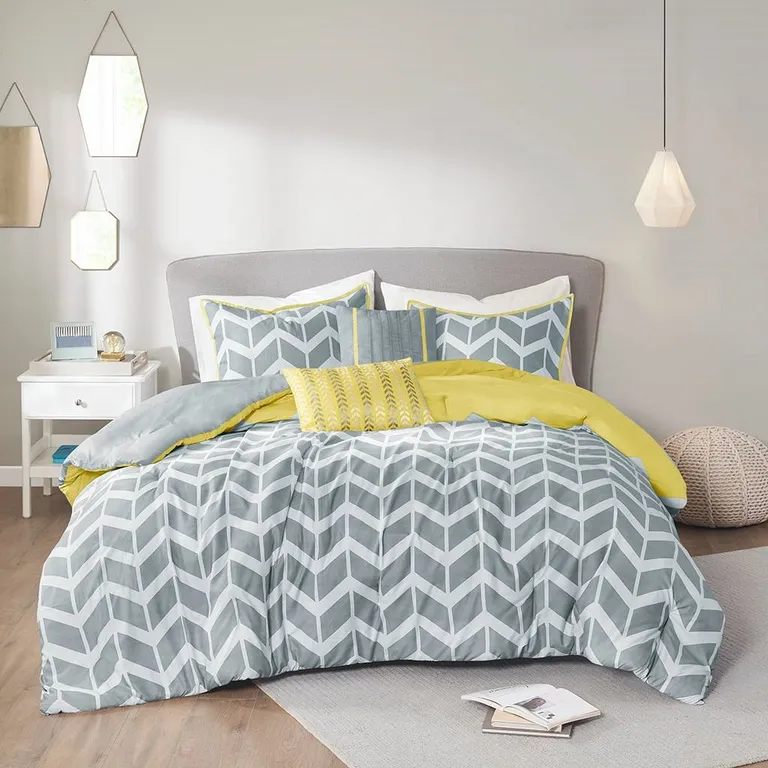 Full / Queen size Reversible Comforter Set in Grey White Yellow Chevron Stripe Photo 3