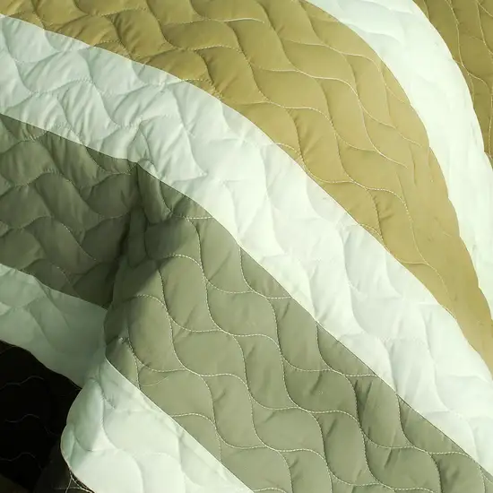 Lost in the Dream  -  3PC Vermicelli-Quilted Patchwork Quilt Set (Full/Queen Size) Photo 4