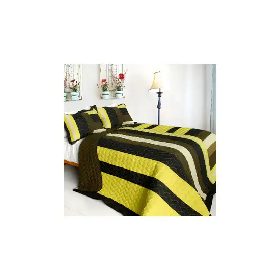 Magic Maze -  3PC Vermicelli-Quilted Patchwork Quilt Set (Full/Queen Size) Photo 1