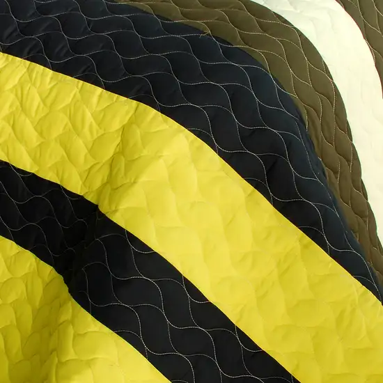 Magic Maze -  3PC Vermicelli-Quilted Patchwork Quilt Set (Full/Queen Size) Photo 4