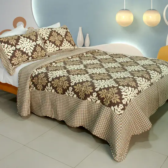 Noble Snowflake -  100% Cotton 3PC Vermicelli-Quilted Patchwork Quilt Set (Full/Queen Size) Photo