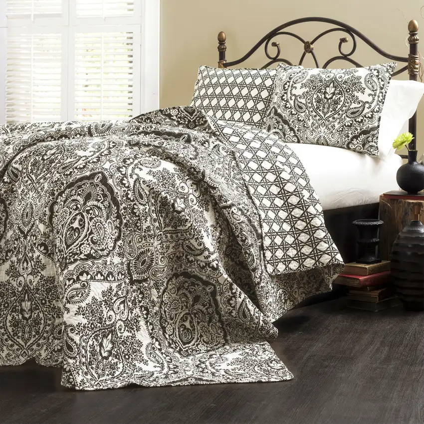Queen size 3-Piece Quilt Set 100-Percent Cotton in Black White Damask Photo 1
