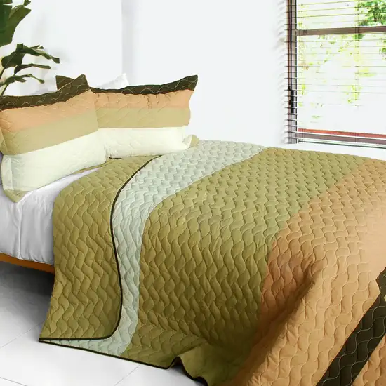 Quiet Moon -  3PC Vermicelli-Quilted Patchwork Quilt Set (Full/Queen Size) Photo 1