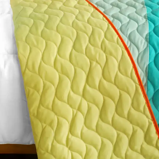 Reflections in Plexiglass -  3PC Vermicelli-Quilted Patchwork Quilt Set (Full/Queen Size) Photo 3