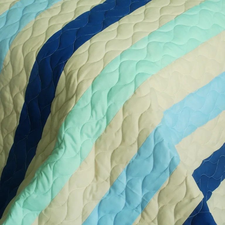 Rising to the Top - 3PC Vermicelli-Quilted Patchwork Quilt Set (Full/Queen Size) Photo 4
