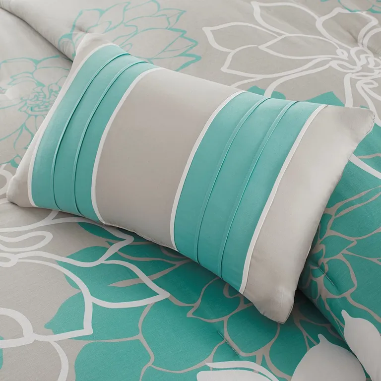 Set of Seven Aqua And White Floral  Ring Stitch Sham And Comforter Photo 4