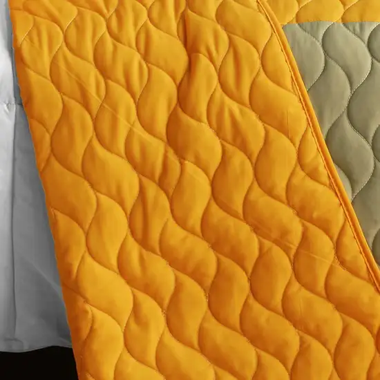 Stable Life -  3PC Vermicelli-Quilted Patchwork Quilt Set (Full/Queen Size) Photo 3