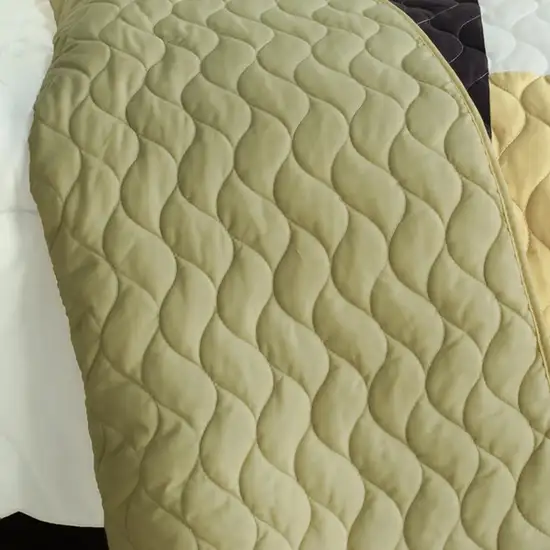 Vintage Fashion -  3PC Vermicelli-Quilted Patchwork Quilt Set (Full/Queen Size) Photo 3